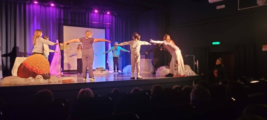 Uczniowie klas 4–7 na spektaklu „HejTUjestem”